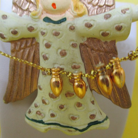 Angel Brooch Resin Angel With Moving String Of Christmas Lights Brooch Angel - Picture 8 of 9